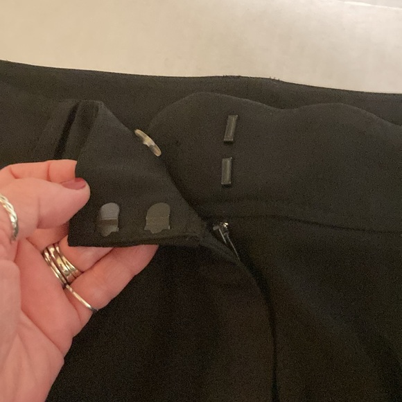 Cache black Capri style bottoms size 6 - Picture 6 of 12